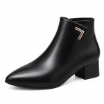 bottines femme noires cirees a talon carre vue de trois quarts sur fond blanc 45225