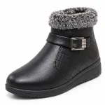 bottines femme noires fourrees a bride et boucle vue de trois quarts sur fond blanc 45232