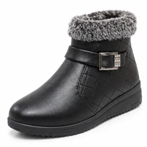 bottines femme noires fourrees a bride et boucle vue de trois quarts sur fond blanc 45232