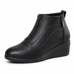 bottines femme noires fourrees a talon compense vue de trois quarts sur fond blanc 45236