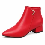 bottines femme rouges a finition lisse et talon carre vue de trois quarts sur fond blanc 45223