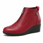 bottines femme rouges fourrees a talon compense vue de trois quarts sur fond blanc 45237
