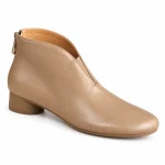 bottines femme taupe a zip arriere vue de trois quarts sur fond blanc 45221