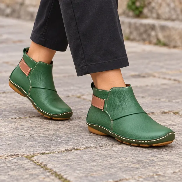 bottines femme vertes plates a enfiler portees en marchant avec un pantalon sombre 45229
