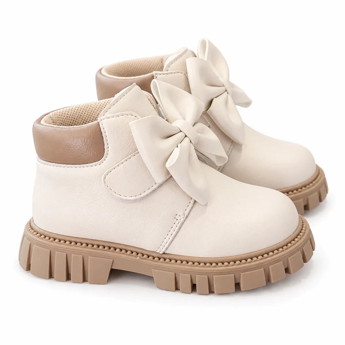 bottines fille beiges a noeud et scratch sur fond blanc