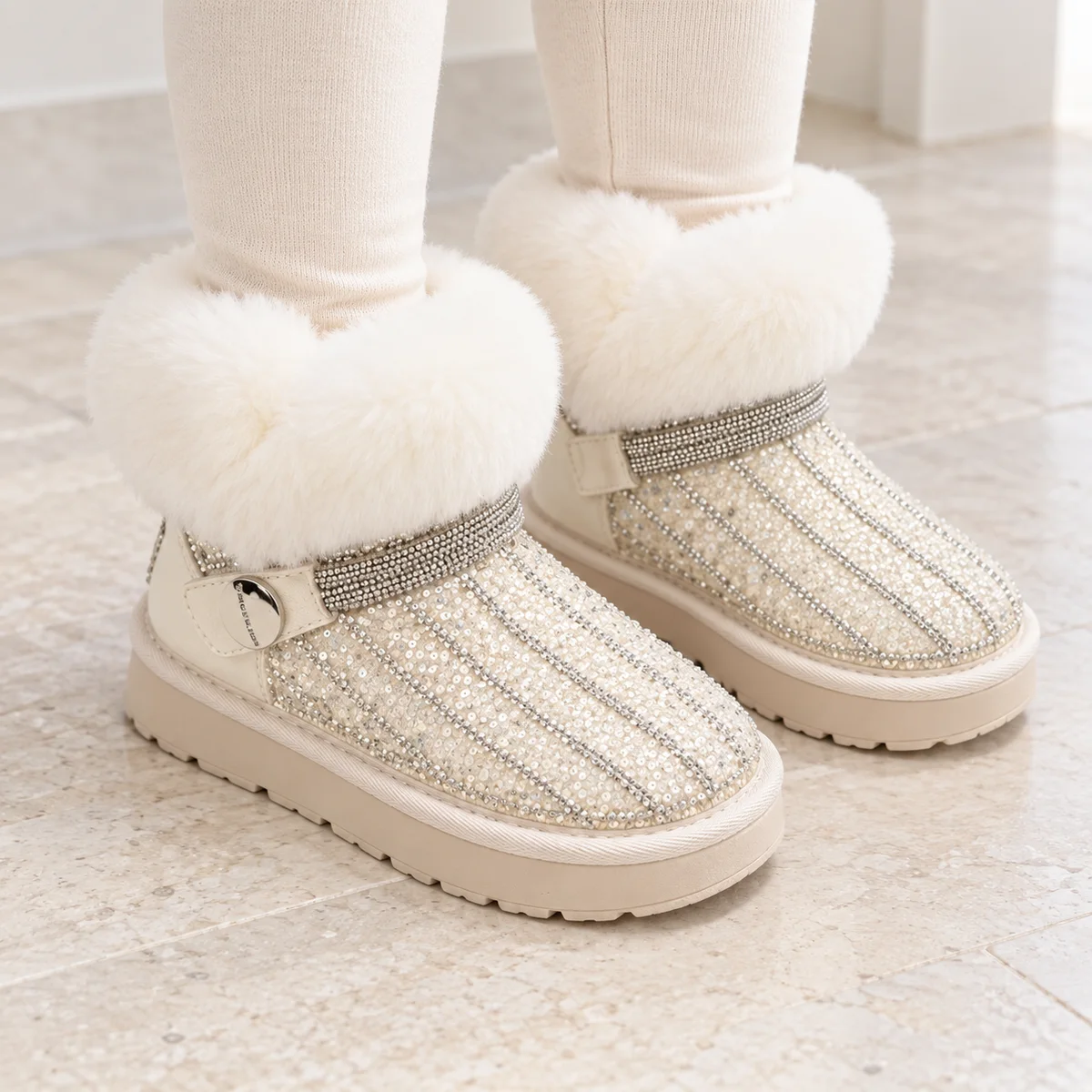 bottines fille beiges fourrees a sequins et zip portees par un enfant