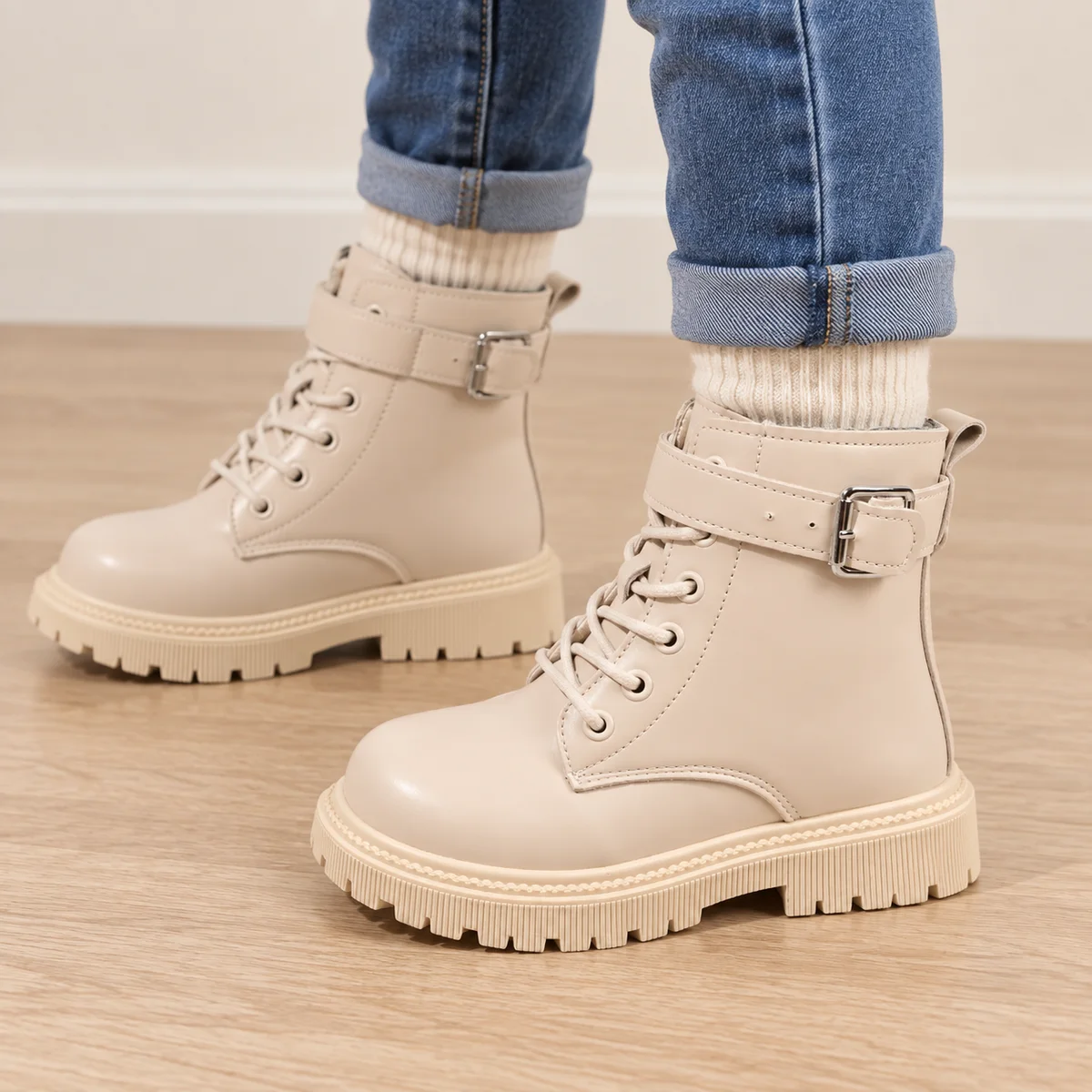 bottines fille beiges non fourrees a bride et lacets portees par un enfant