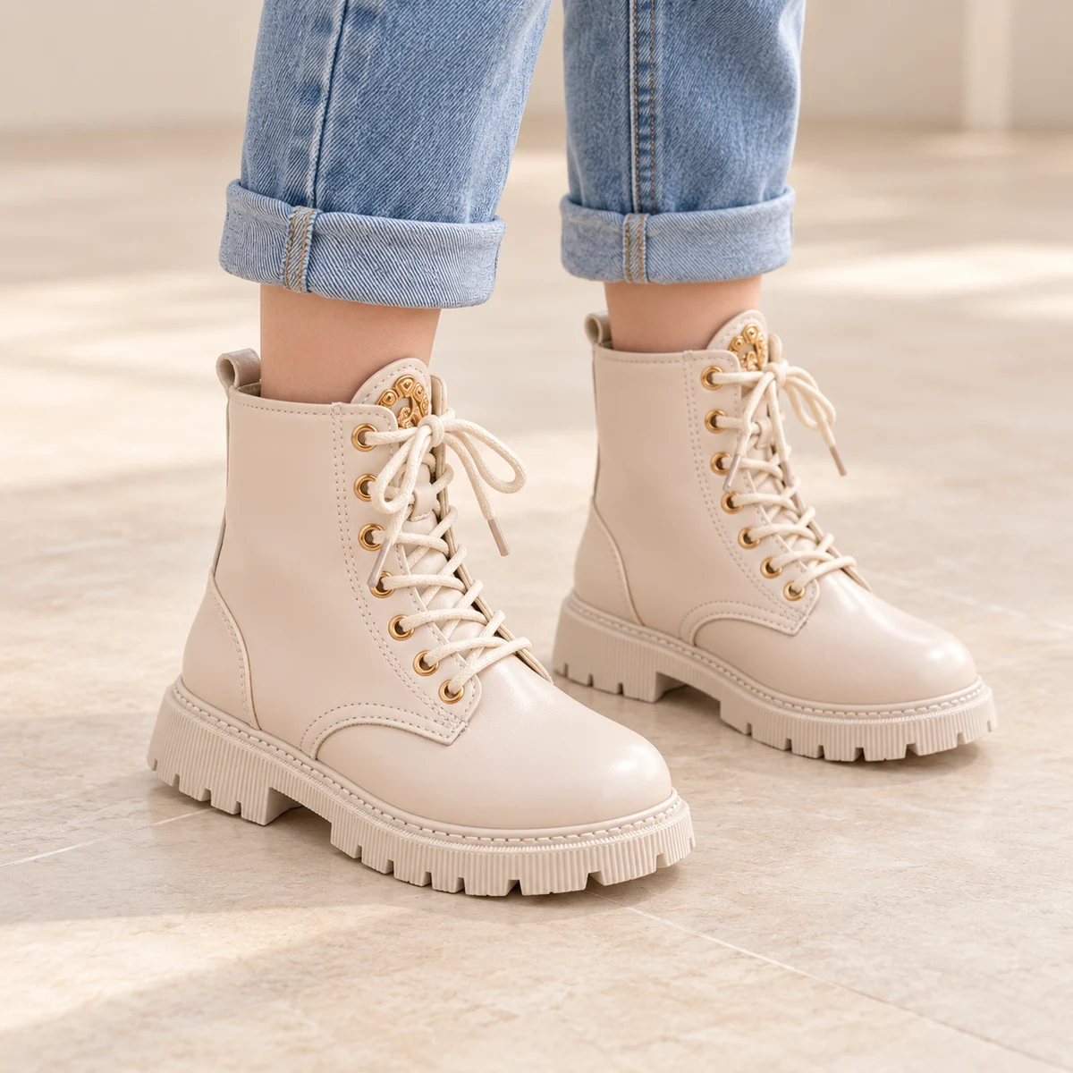 bottines fille beiges portees avec jean bleu