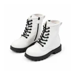 bottines fille blanches a lacets et semelle crantee sur fond blanc