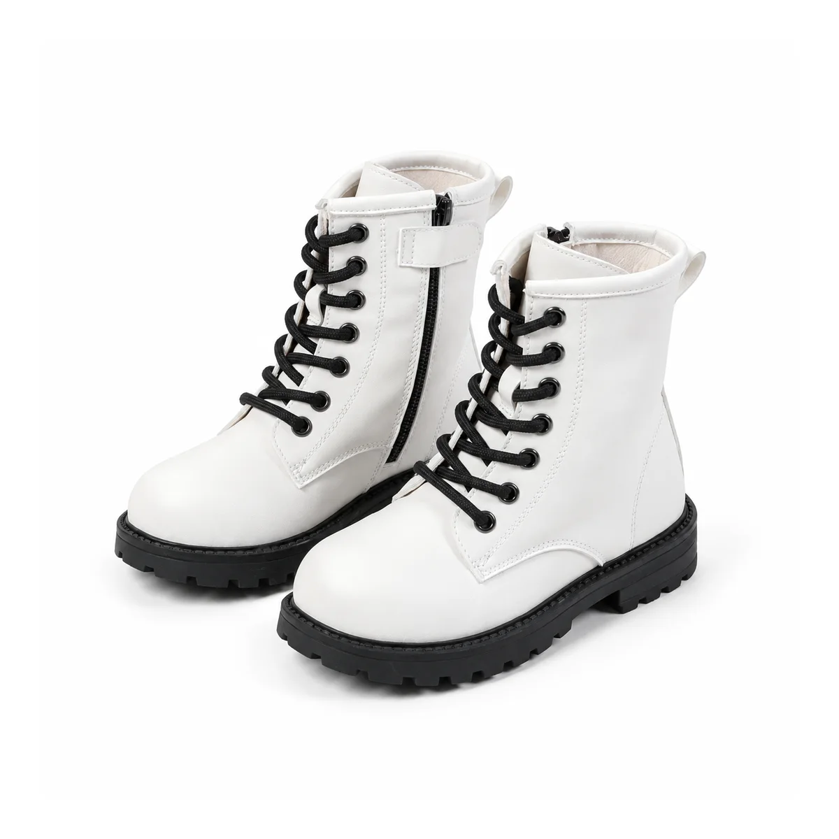 bottines fille blanches a lacets et semelle crantee sur fond blanc