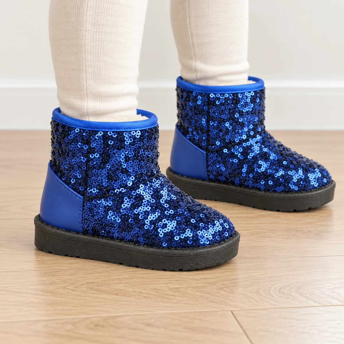 bottines fille bleues fourrees a sequins portees par un enfant