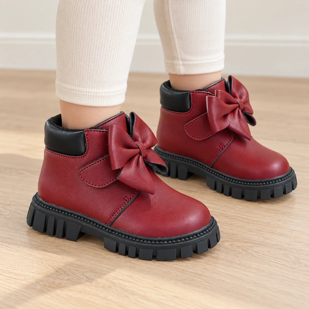 bottines fille bordeaux a noeud et scratch portees par un enfant