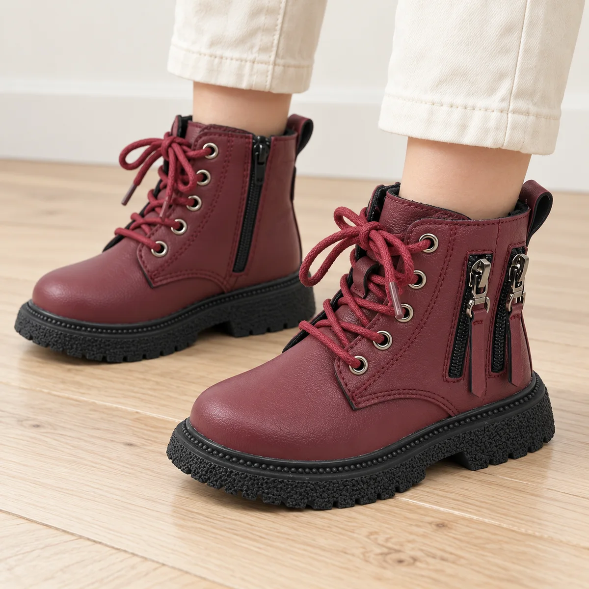 bottines fille bordeaux non fourrees a lacets et details zippes portees par un enfant