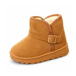 bottines fille camel fourrees a bride et boucle sur fond blanc