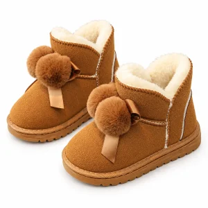 bottines fille camel fourrees a noeud et pompons sur fond blanc