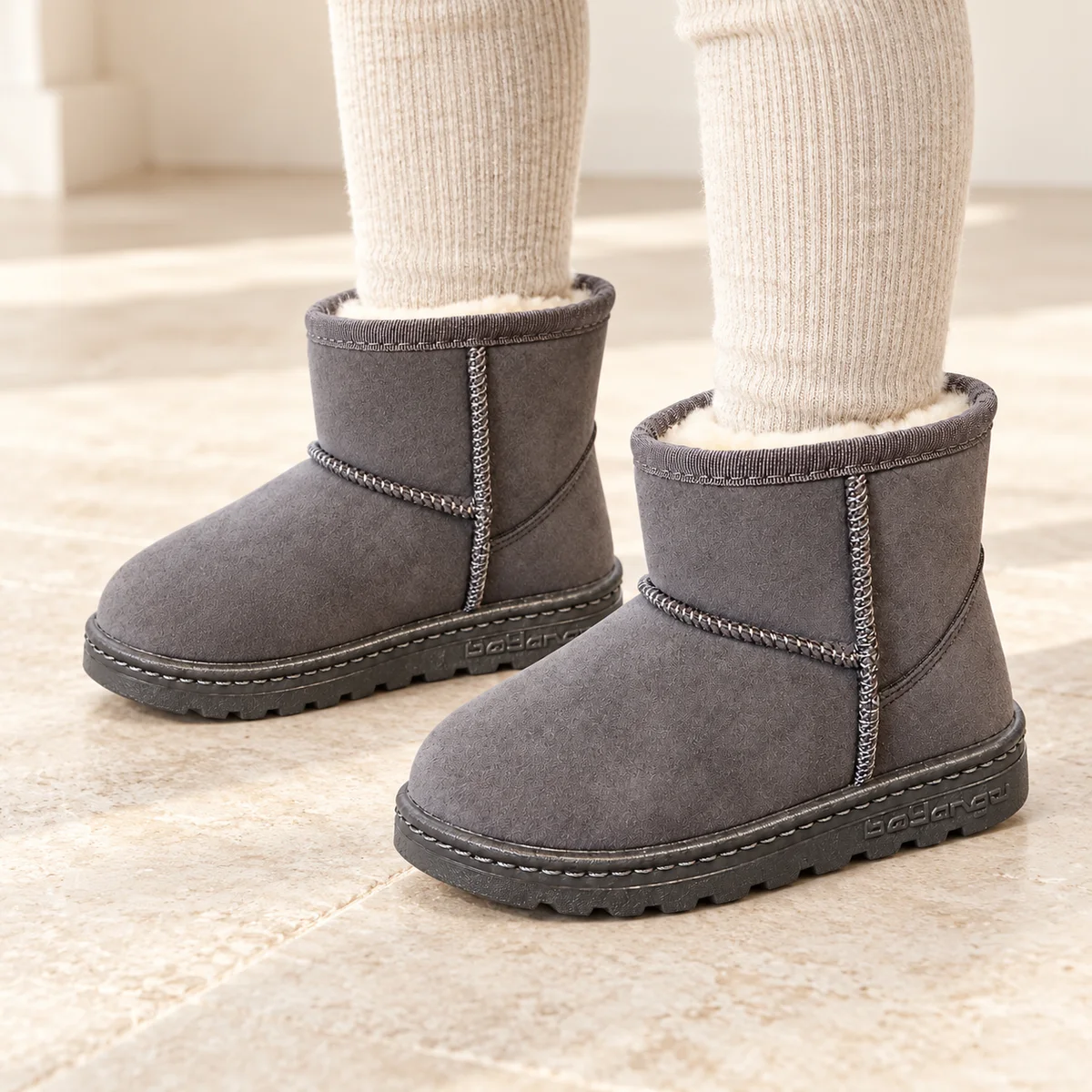 bottines fille grises fourrees a enfiler portees par un enfant