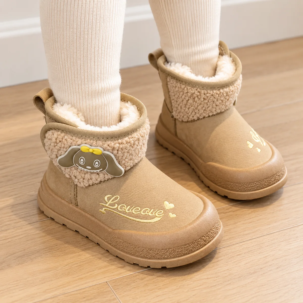 bottines fille kaki fourrees a semelle epaisse portees par un enfant