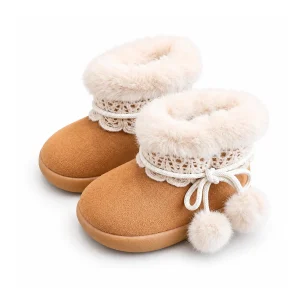 bottines fille marron fourrees a noeud et pompons sur fond blanc