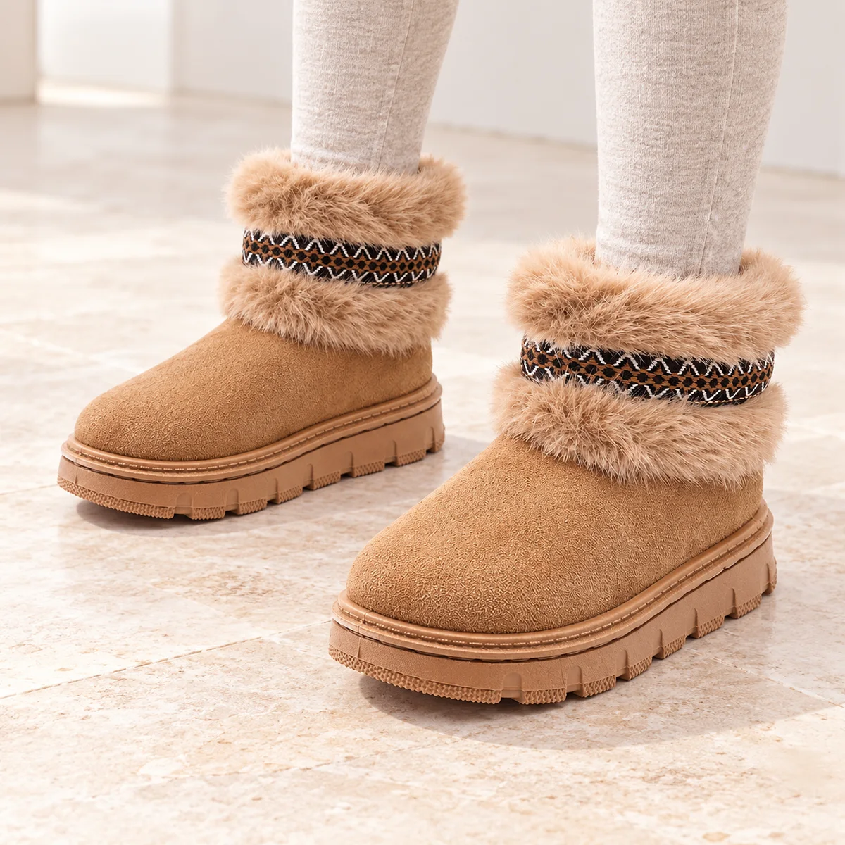 bottines fille marron fourrees a plateforme portees par un enfant