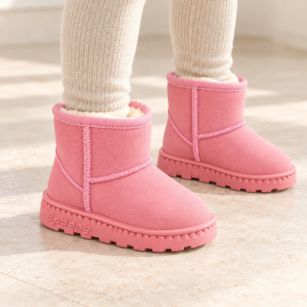 bottines fille roses fourrees a enfiler portees par un enfant