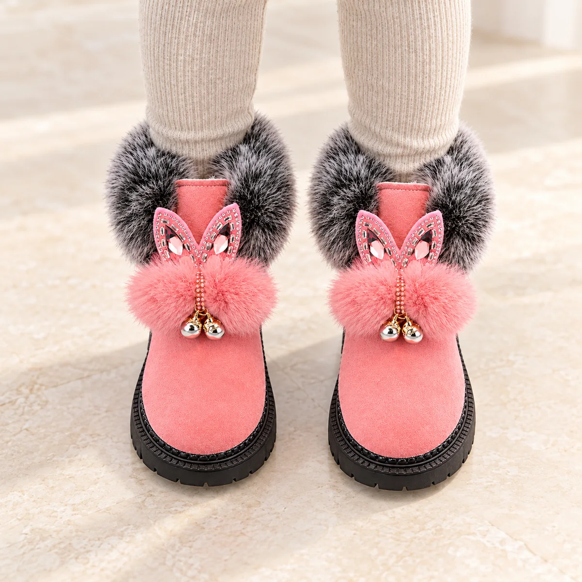 bottines fille roses fourrees a oreilles de lapin portees par un enfant