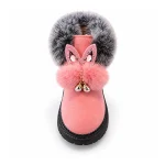 bottines fille roses fourrees a oreilles de lapin sur fond blanc