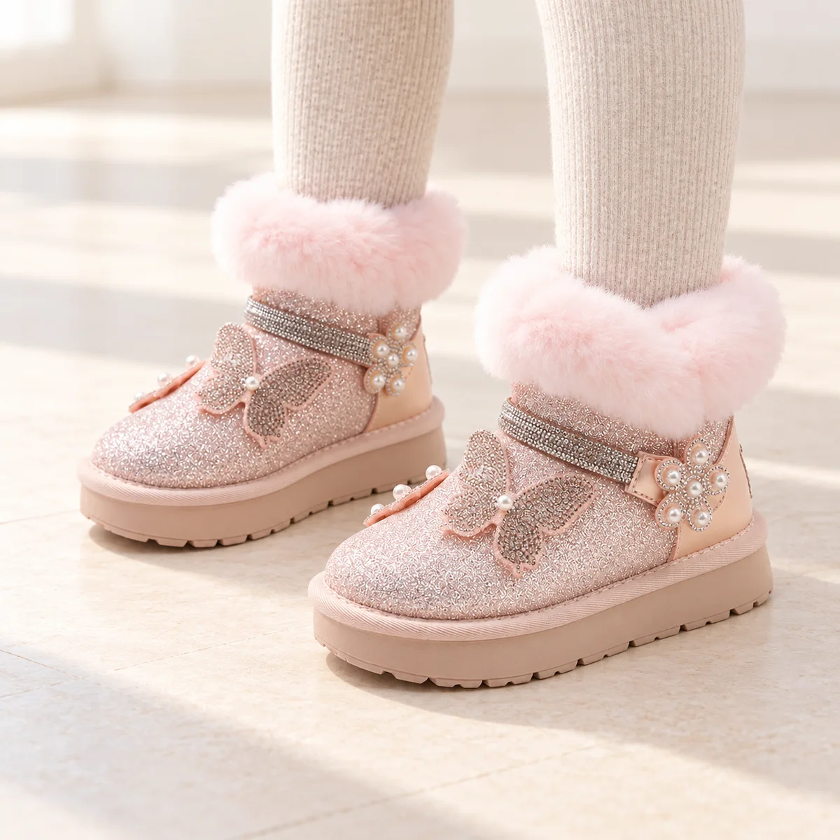 bottines fille roses fourrees a perles decoratives portees par un enfant