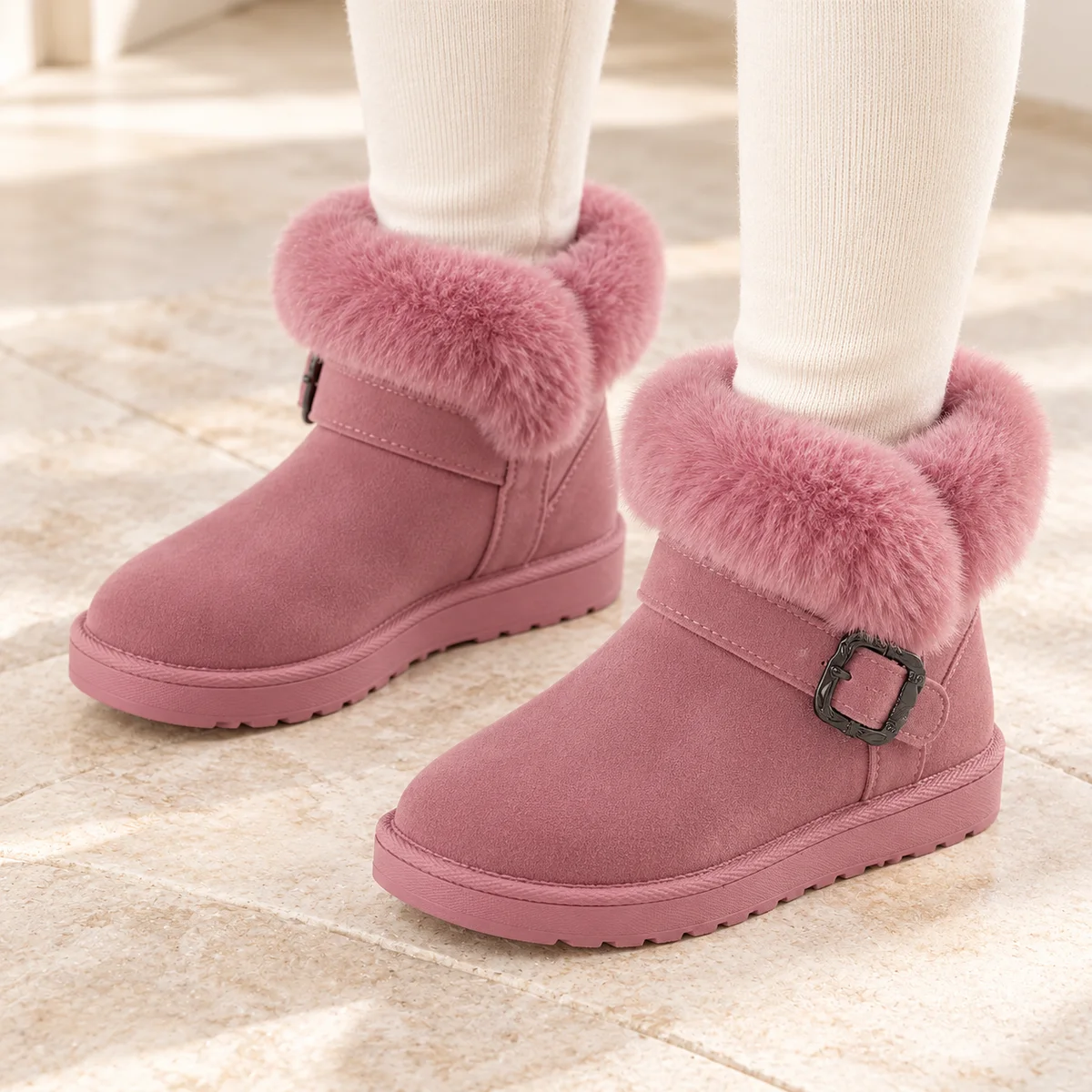 bottines fille roses fourrees a revers portees par un enfant