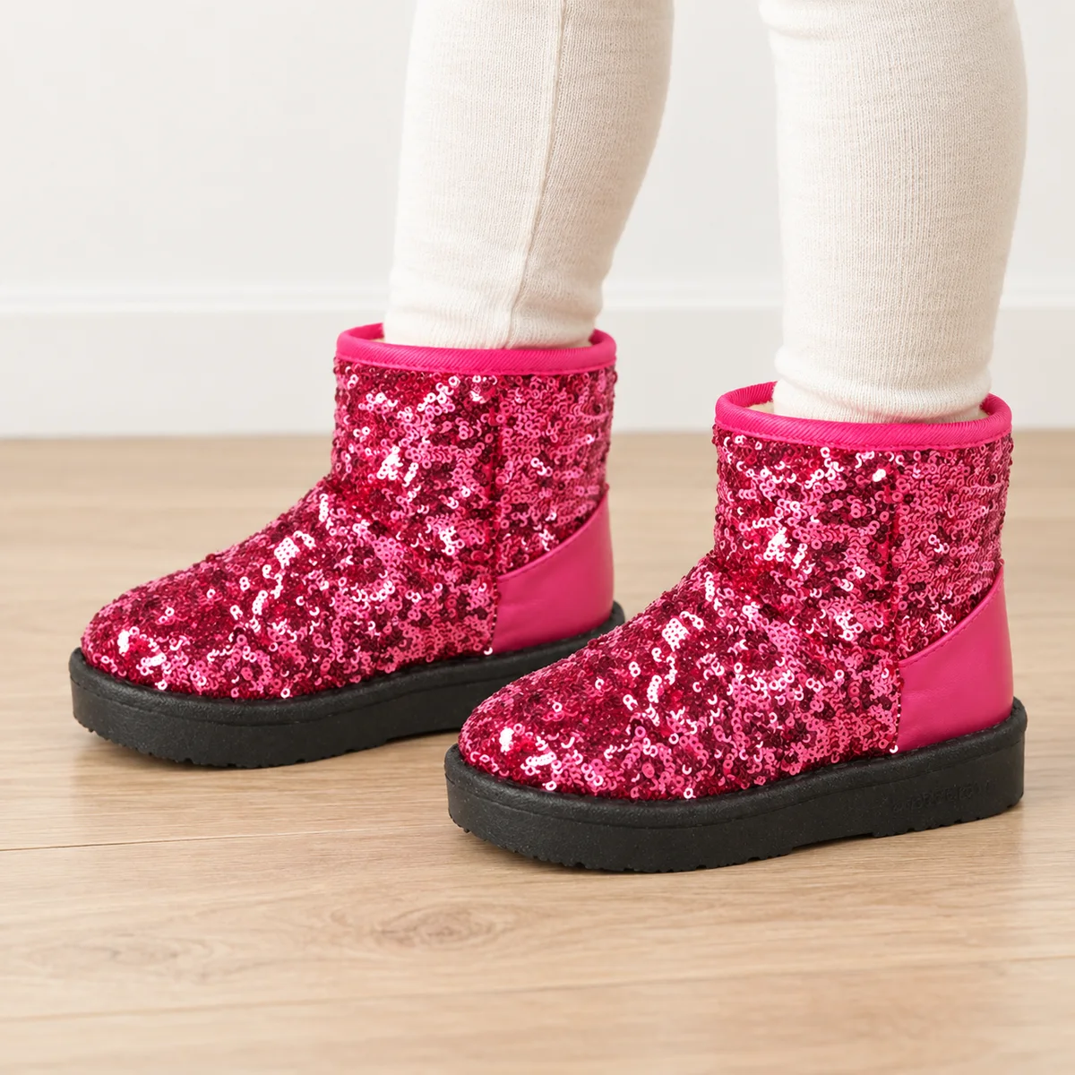 bottines fille roses fourrees a sequins portees par un enfant