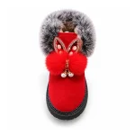 bottines fille rouges fourrees a oreilles de lapin sur fond blanc