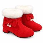 bottines fille rouges fourrees a talon et revers sur fond blanc