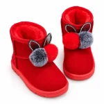 bottines fille rouges fourrees lapin a pompons sur fond blanc