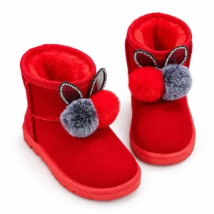 bottines fille rouges fourrees lapin a pompons sur fond blanc