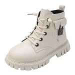 bottines garcon beiges a lacets et zip sur fond blanc