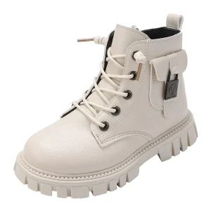 bottines garcon beiges a lacets et zip sur fond blanc