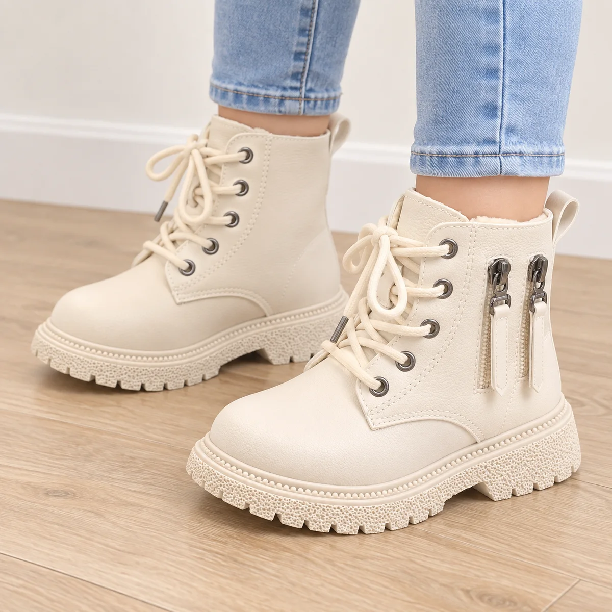 bottines garcon beiges fourrees a lacets et zips portees par un enfant