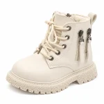 bottines garcon beiges fourrees a lacets et zips sur fond blanc