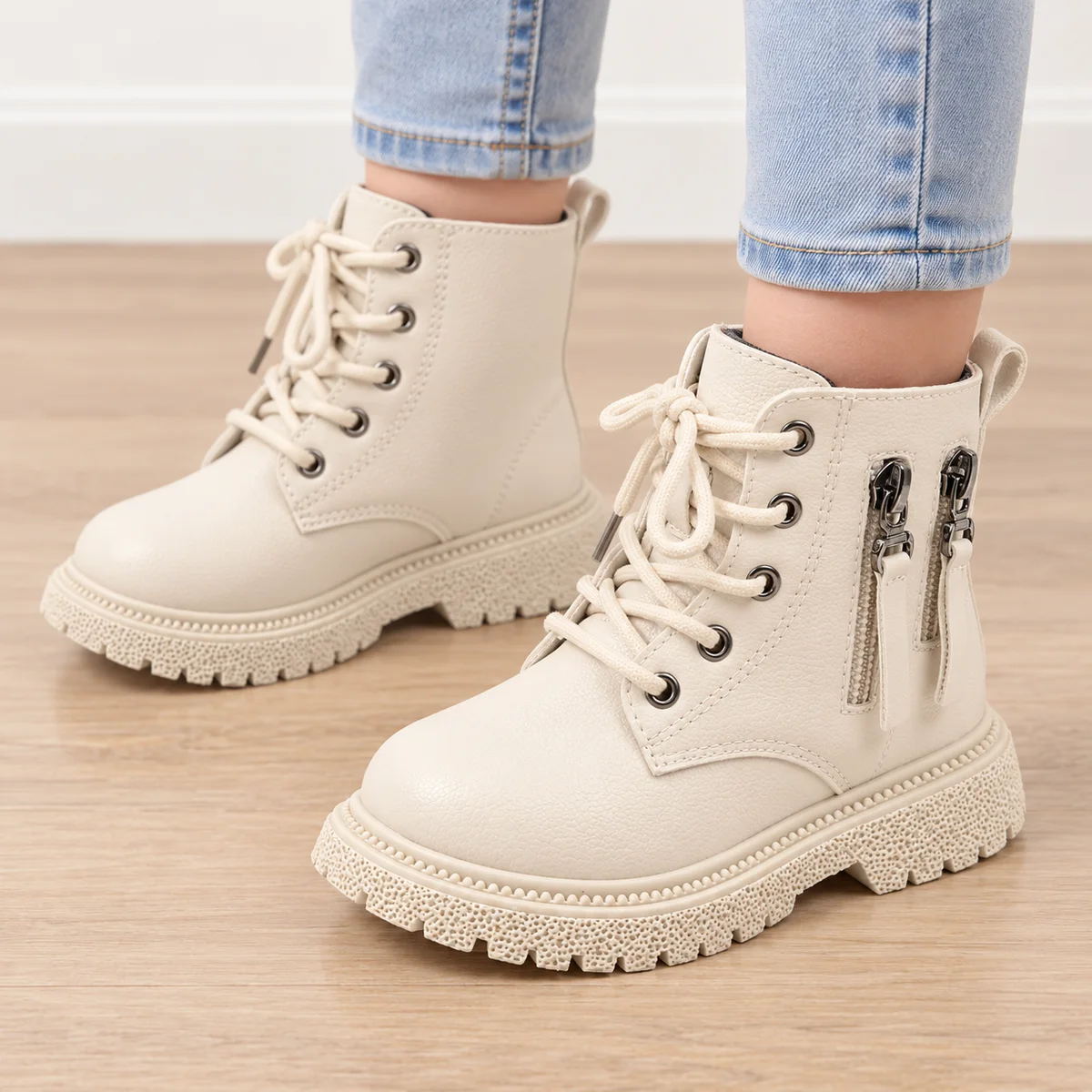 bottines garcon beiges non fourrees a lacets et zips portees par un enfant