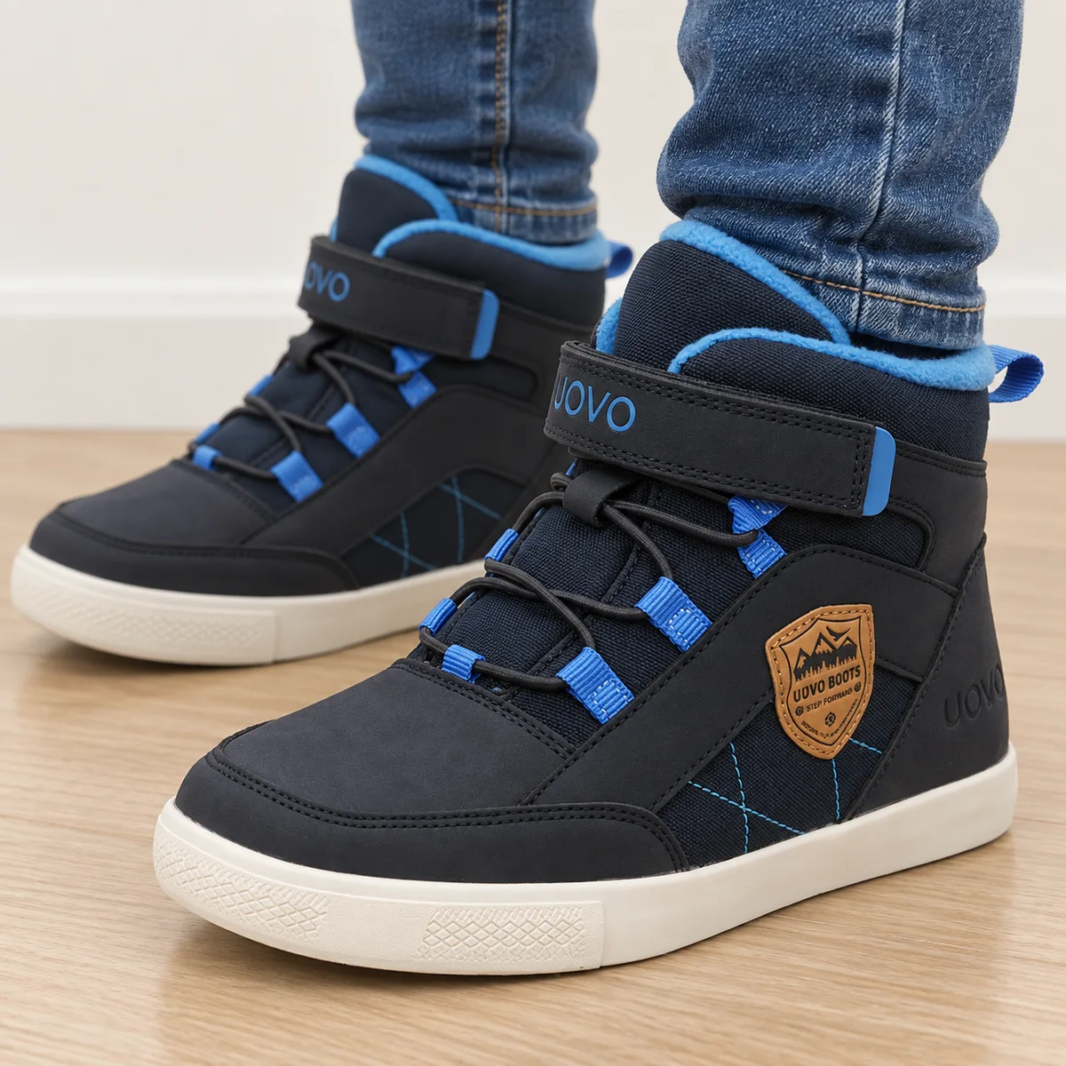 bottines garcon bleu mat fourrees a scratch et ecusson portees par un enfant