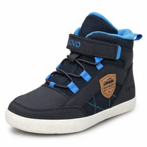 bottines garcon bleu mat fourrees a scratch et ecusson sur fond blanc