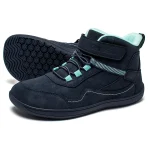 bottines garcon bleues a bout large et scratch sur fond blanc