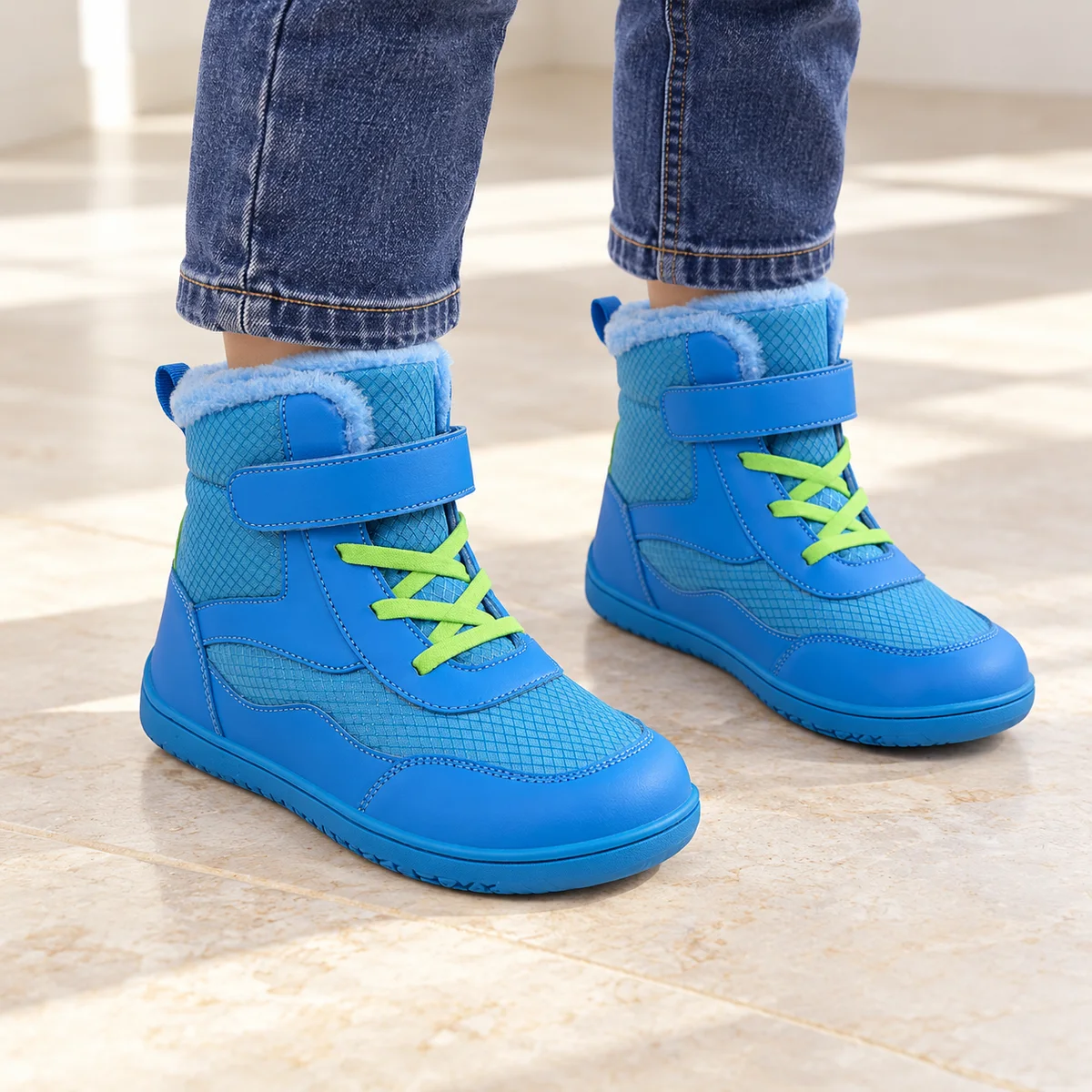bottines garcon bleues fourrees a bout large portees par un enfant