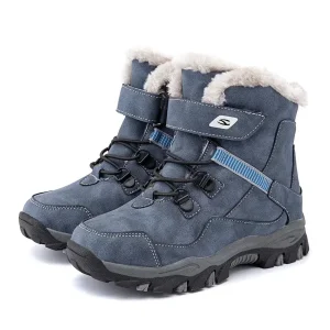 bottines garcon bleues fourrees en textile a lacets sur fond blanc