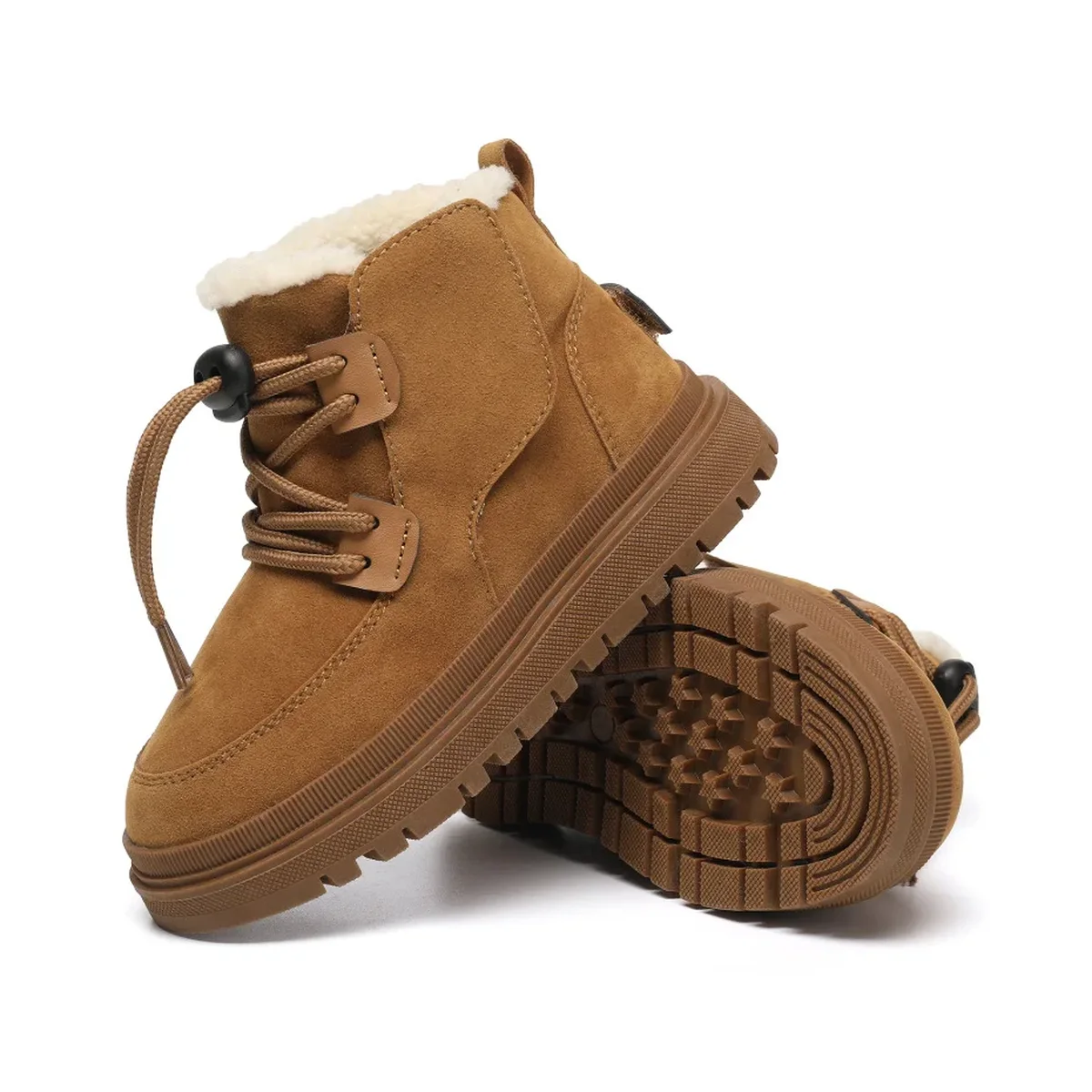 bottines garcon camel a lacets et col fourre sur fond blanc