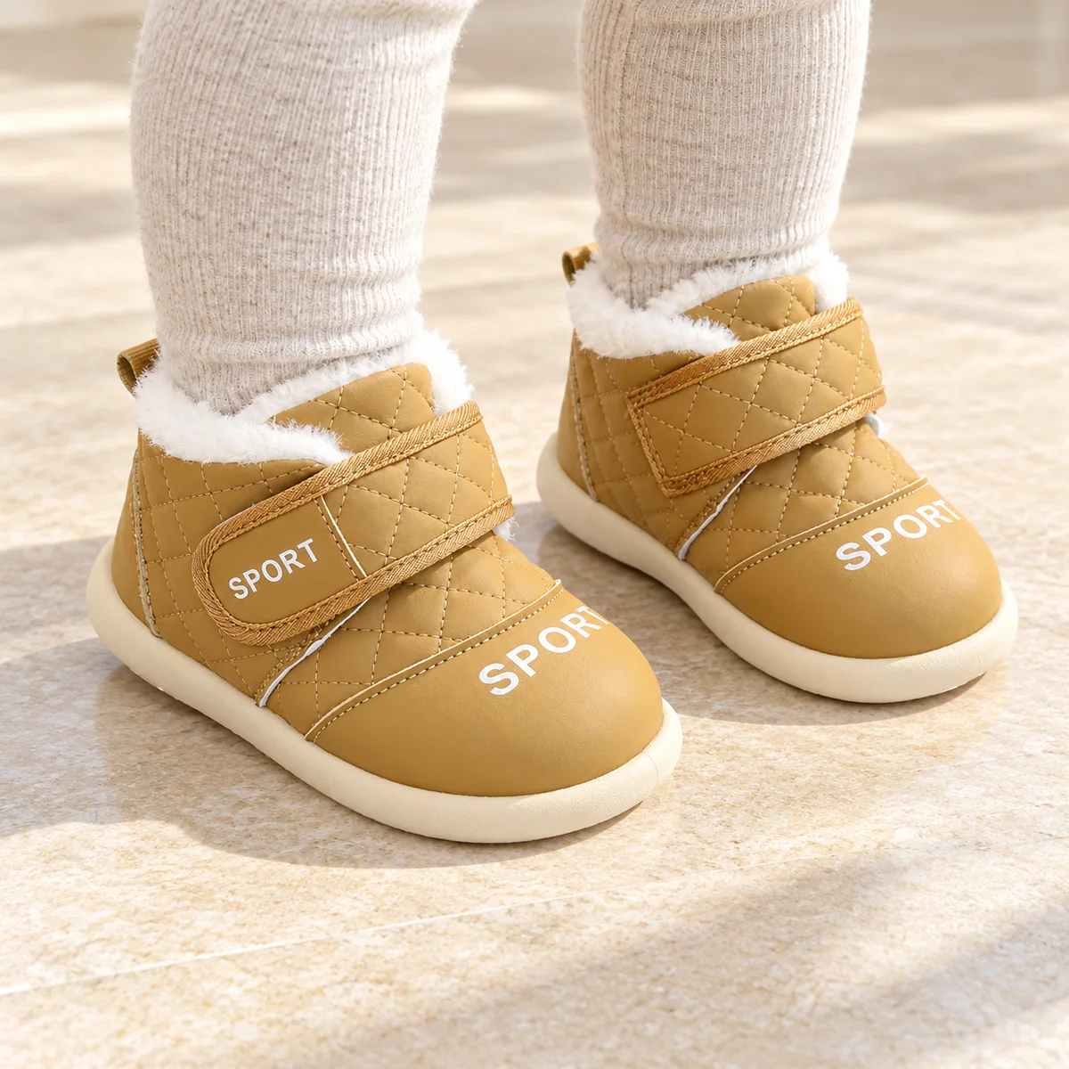bottines garcon camel fourrees a scratch portees par un enfant