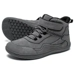 bottines garcon grises a bout large et scratch sur fond blanc