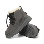 bottines garcon grises a lacets et col fourre sur fond blanc