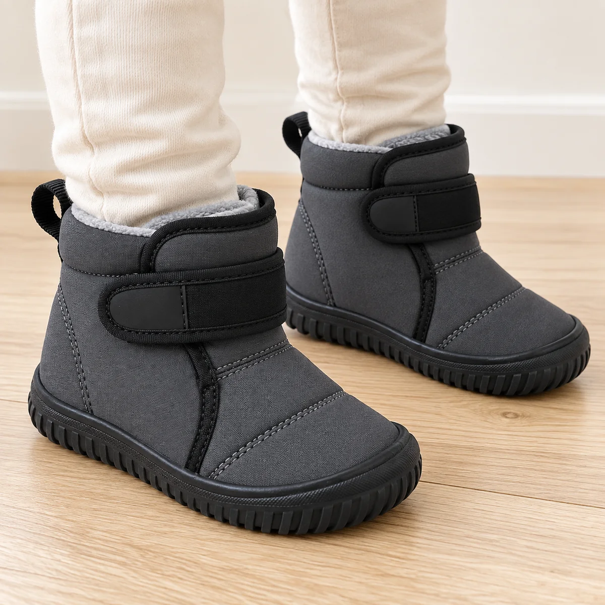bottines garcon grises fourrees a scratch portees par un enfant