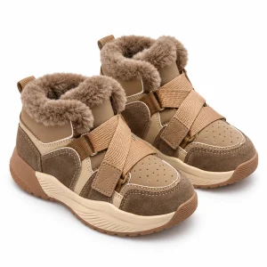 bottines garcon kaki fourrees style baskets a brides croisees sur fond blanc