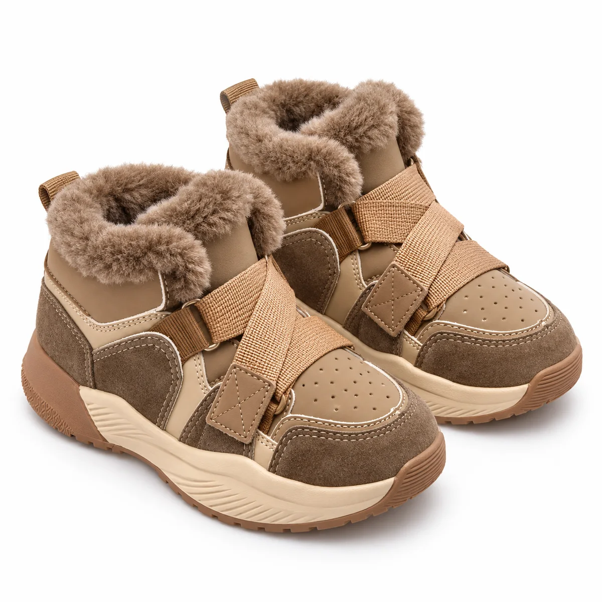 bottines garcon kaki fourrees style baskets a brides croisees sur fond blanc